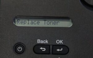 Máy in Brother HL-L2321D hiển thị thông báo lỗi toner trên màn hình LCD