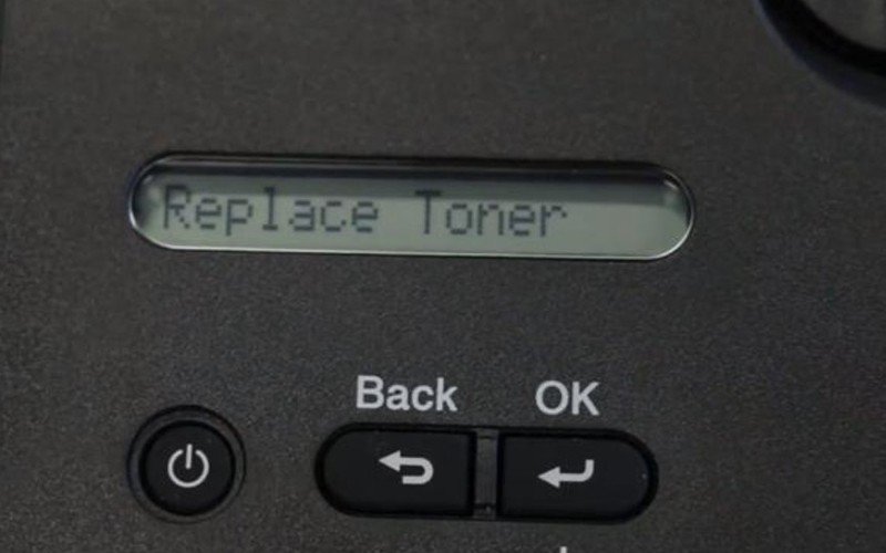 Máy in Brother HL-L2321D hiển thị thông báo lỗi toner trên màn hình LCD