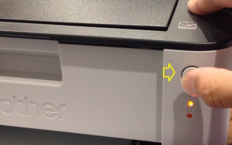 Kỹ thuật viên đang thực hiện nạp mực cho hộp mực máy in Brother