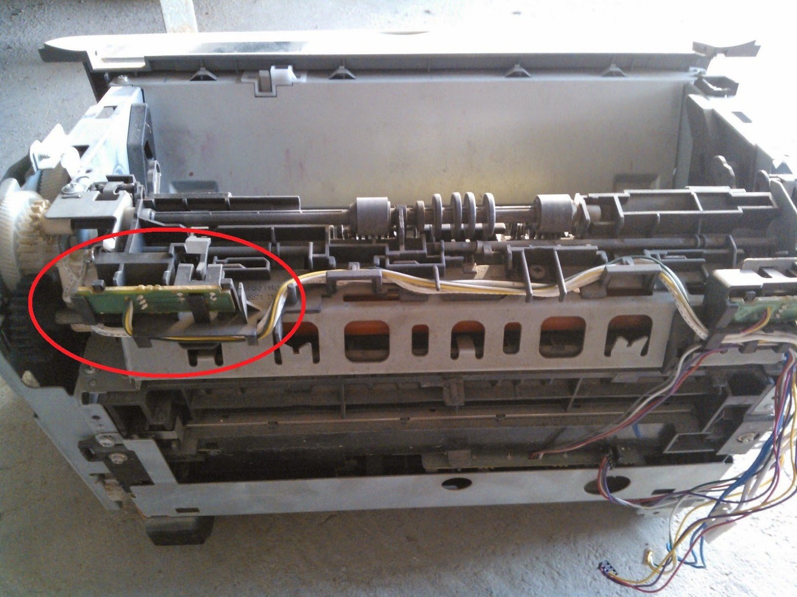 Sensor cảm biến giấy bị bẩn hoặc hỏng gây lỗi kẹt giấy