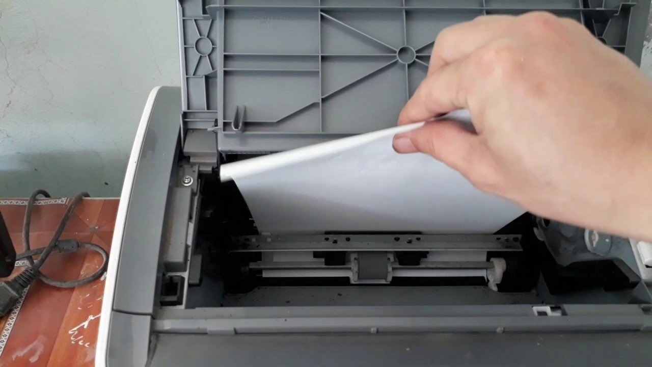 Mở khay nạp giấy và sắp xếp lại giấy ngay ngắn