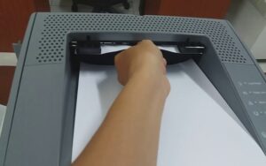Hướng dẫn kiểm tra và lấy giấy kẹt bên trong máy in Canon 3300 khi báo lỗi đèn đỏ