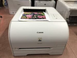Máy in laser màu Canon 5050 cũ đang được kiểm tra trước khi bán