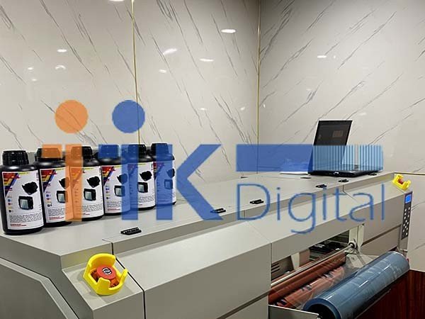 Hình ảnh máy in UV DTF CK JET-700C hiện đại chuyên dùng để in chữ và hình ảnh lên cốc thủy tinh với chất lượng cao.