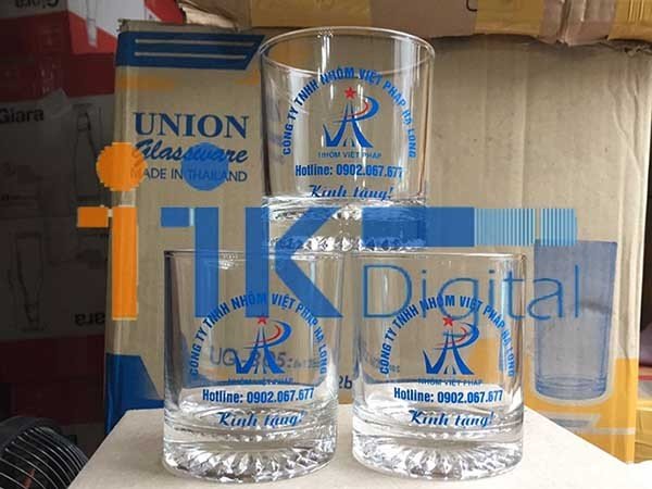 Cốc thủy tinh được in chữ logo sắc nét bằng máy in chữ lên cốc thủy tinh chuyên nghiệp, thể hiện sự tinh tế.