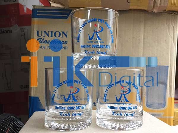 Cốc thủy tinh in logo thương hiệu sắc nét bằng máy in chuyên dụng