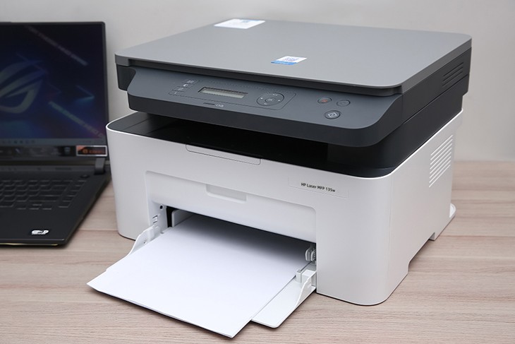 Máy in đa năng là gì? Khái niệm và tính năng nổi bật Máy in đa năng HP LaserJet MFP 135w thực hiện in, scan, copy hiệu quả cho công việc văn phòng