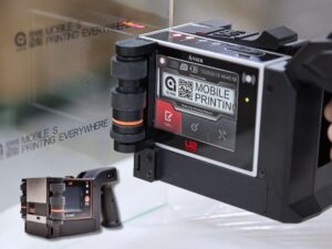 Máy in date code cầm tay đang được sử dụng để in thông tin lên bao bì sản phẩm
