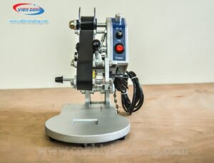 Người dùng thao tác với máy in phun date dập tay Trung Quốc nhỏ gọn