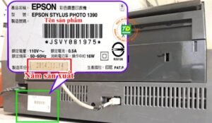 Tem thông số kỹ thuật và năm sản xuất trên thân máy in Epson 1390 để xác định phương pháp reset