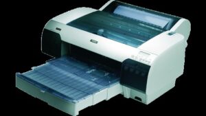 Máy in Epson Stylus Pro 4880 in phun khổ A2 đang hoạt động với khay giấy mở