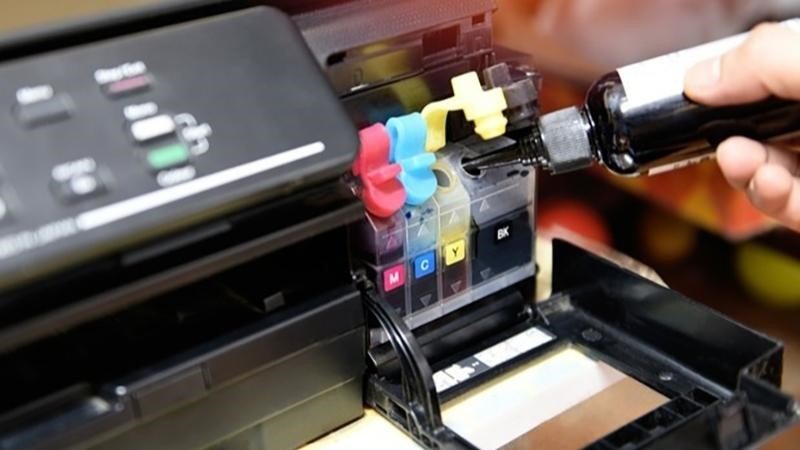Đổ mực bổ sung vào hộp mực máy in