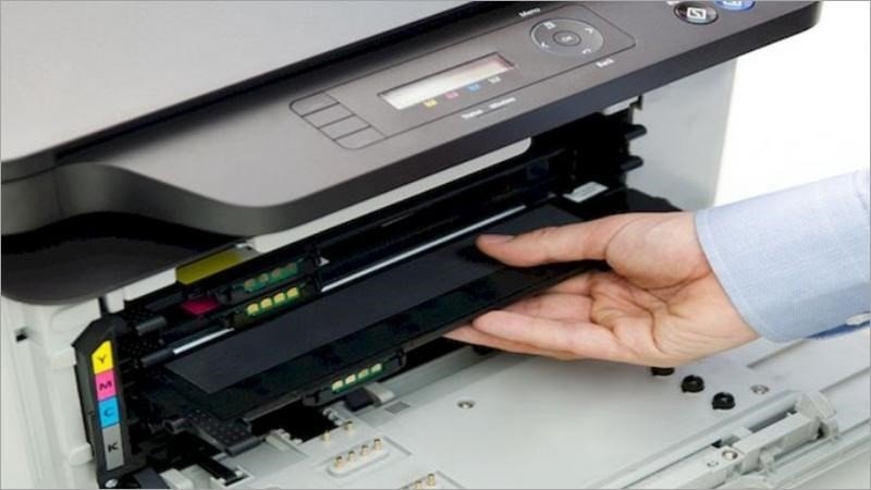 Thay hộp mực máy in mới để đảm bảo chất lượng