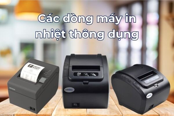 Một chiếc máy in hóa đơn nhiệt màu đen đang hoạt động, in ra một tờ hóa đơn dài với các chi tiết rõ nét.