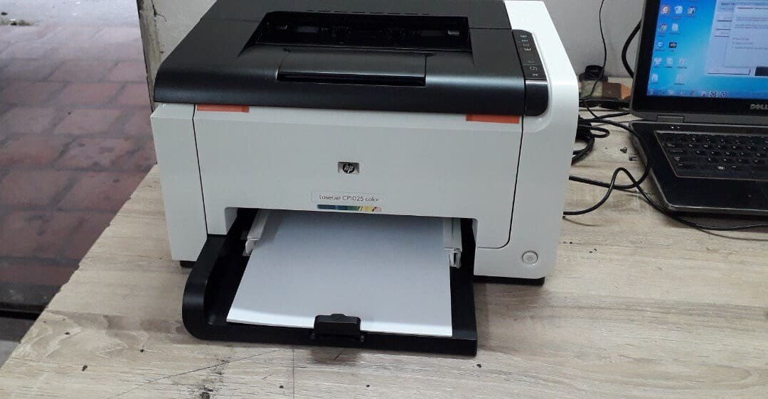 Bên trong máy in HP 1025 với các hộp mực màu, một trong những nguyên nhân gây lỗi chấm than