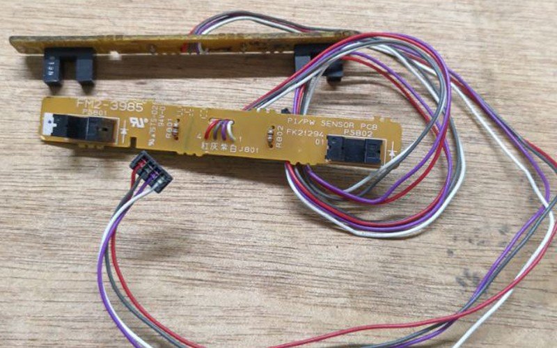 Vị trí cảm biến (sensor) tách giấy trên máy in HP 2015