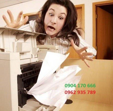 Minh họa tình trạng giấy bị kẹt bên trong máy in HP LaserJet 5200 cần được xử lý cẩn thận