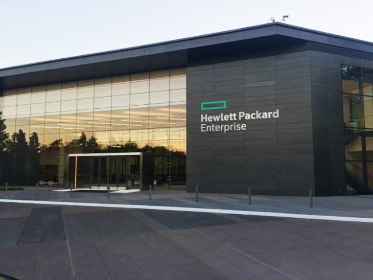 Máy in HP nhỏ gọn với thiết kế tinh tế, tích hợp công nghệ in ấn di động hiện đại.