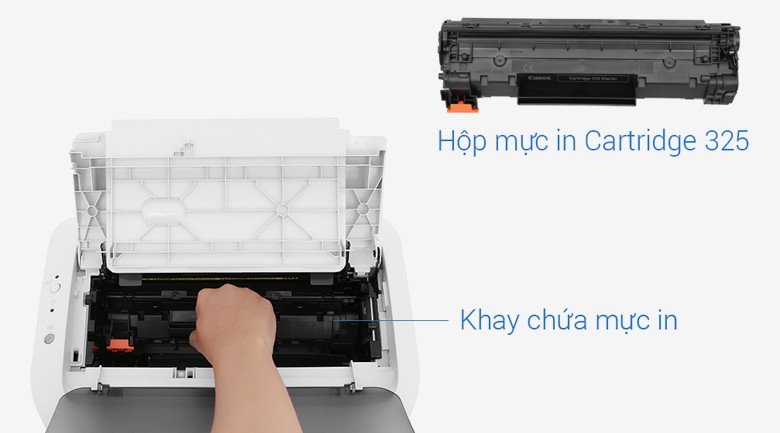 Lắp đặt hộp mực Cartridge 325 vào khay chứa của máy in Canon LBP 6030W Wifi một cách cẩn thận