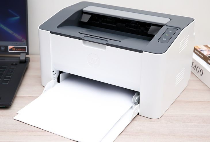 Máy in laser trắng đen HP với khay giấy in dung lượng lớn, phù hợp cho văn phòng