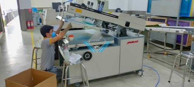 Kỹ thuật viên Vũ Gia lắp đặt máy in lụa bán tự động dòng Jinbao cho khách hàng tại TP.HCM