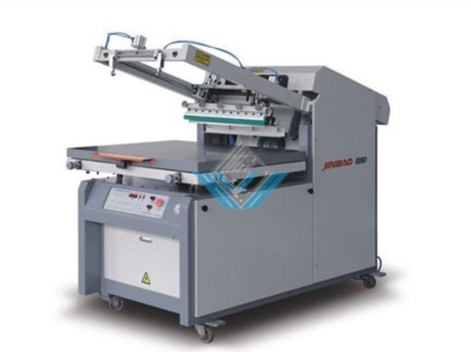 Hình ảnh cận cảnh một máy in lụa thủ công với khung lưới và bàn đặt sản phẩm