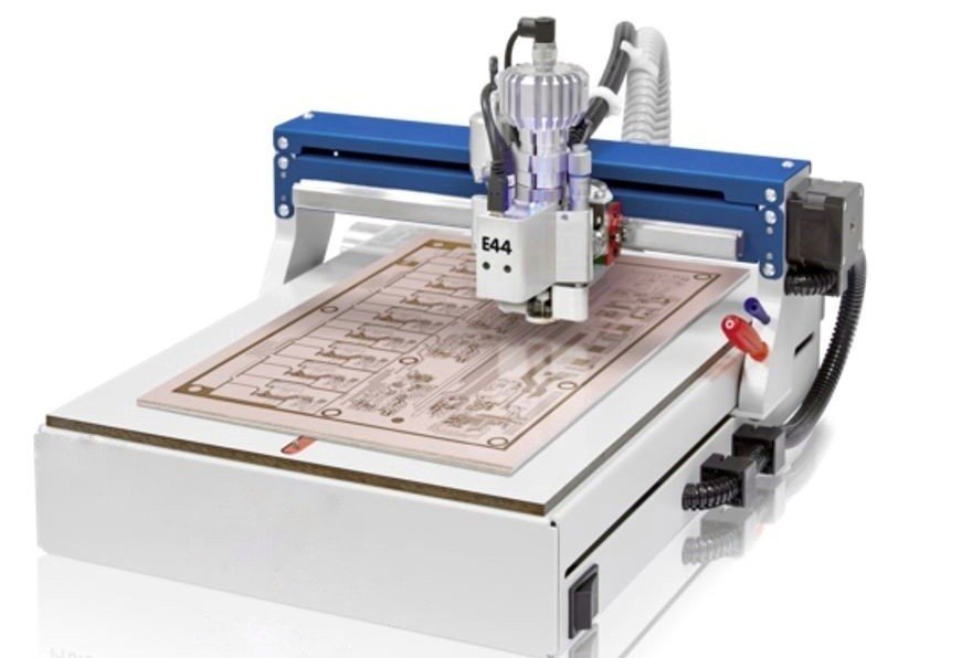 Máy in mạch điện tử hoạt động trong sản xuất bảng mạch PCB