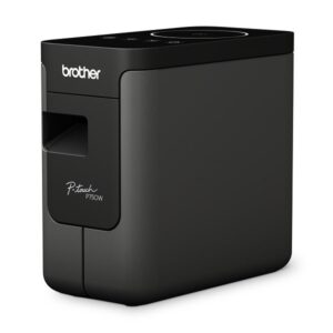 Hình ảnh máy in nhãn Brother PT-P750W nhỏ gọn, hiện đại đặt trên bàn làm việc