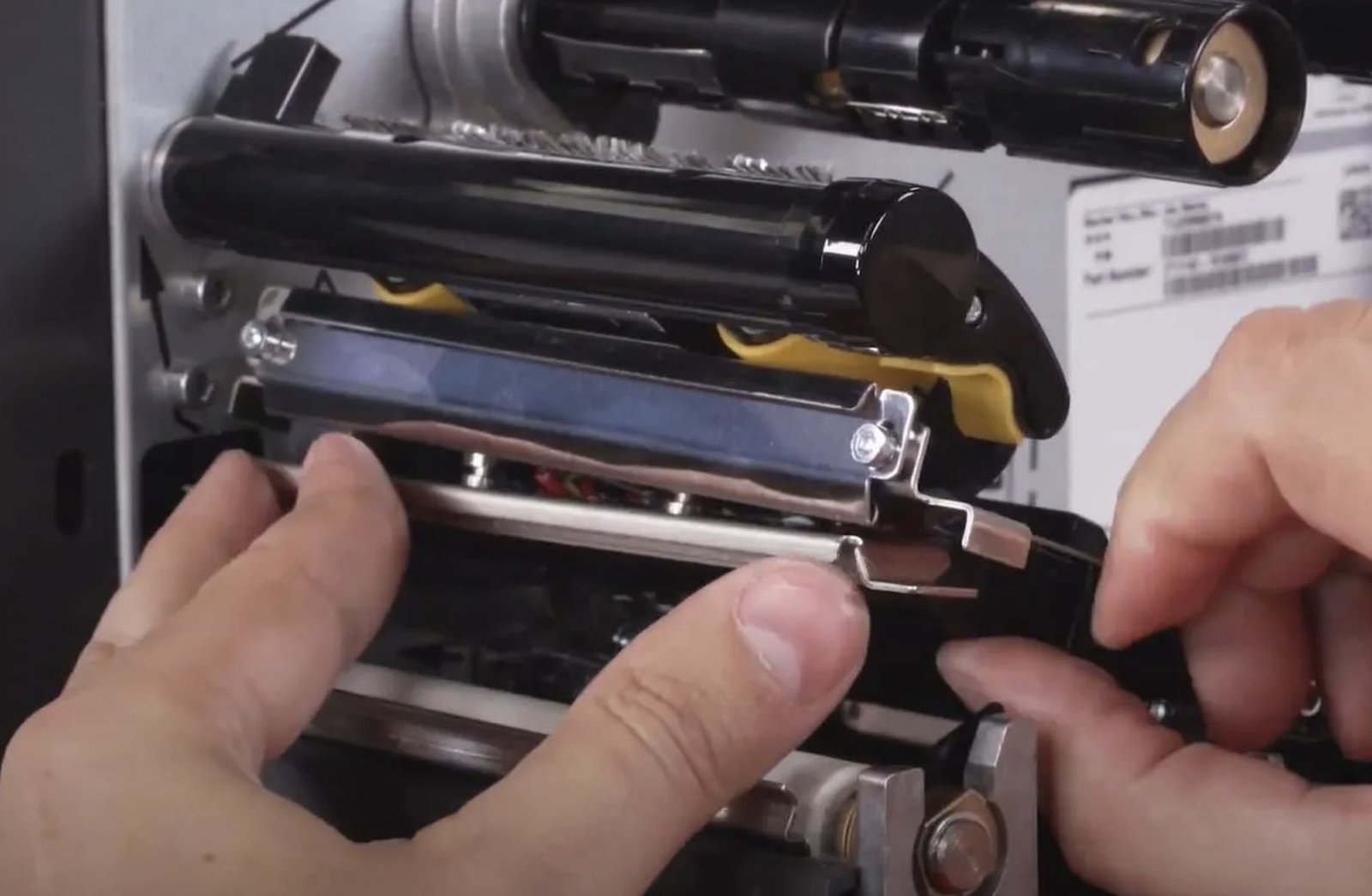 Thay thế đầu in nhiệt mới cho máy in khi bộ phận cũ đã mòn và gây mờ chữ