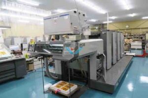 Cận cảnh máy in offset 4 màu công nghiệp đang hoạt động cho chất lượng bản in vượt trội
