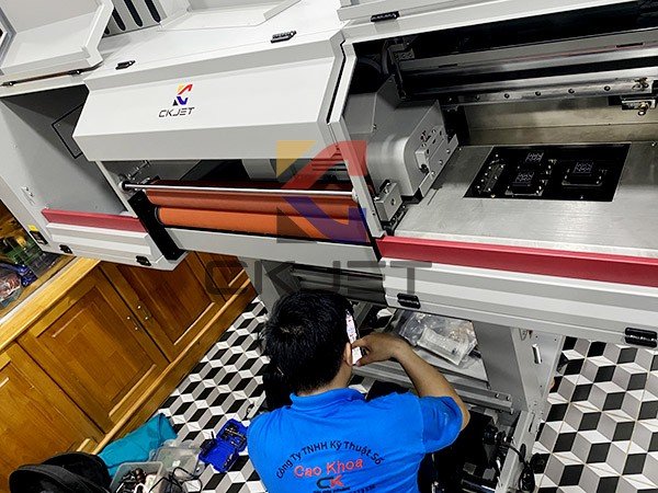 Cận cảnh đầu phun máy in UV mini đang in chi tiết sắc nét lên ốp lưng điện thoại