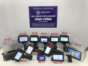alt: Máy in phun cầm tay Smart M10 đang thao tác in trên bề mặt thùng carton một cách linh hoạt