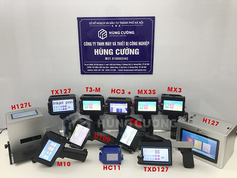 alt: Máy in phun cầm tay Smart M10 đang thao tác in trên bề mặt thùng carton một cách linh hoạt