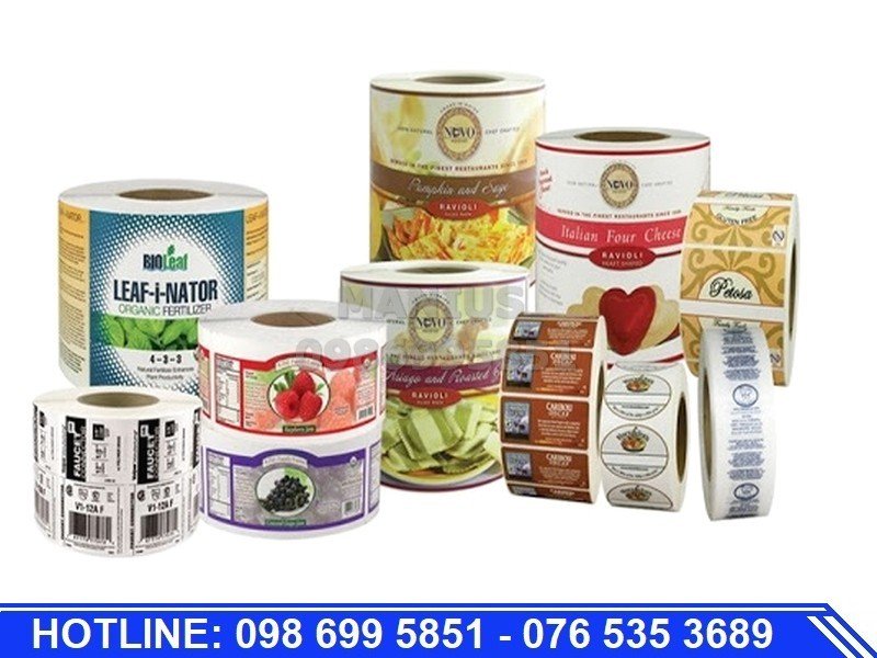 Máy in phun công nghiệp đang in thông tin lên tem nhãn decal nhựa