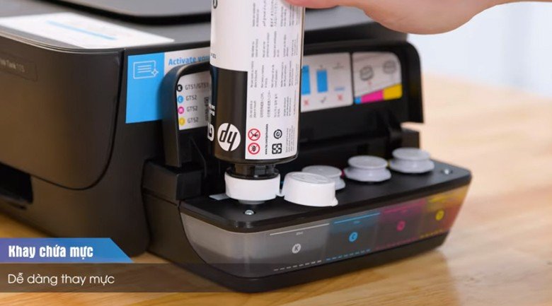 Nạp mực màu vào các khay tương ứng của máy in HP Ink Tank 115