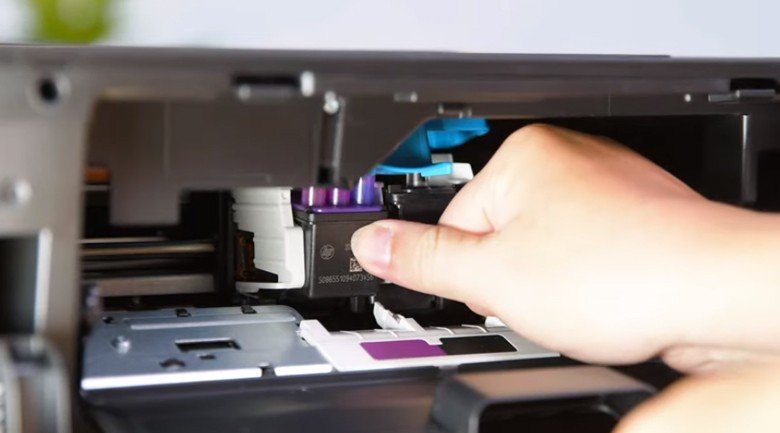 Gắn đầu phun màu và đen vào vị trí tương ứng trên máy in HP