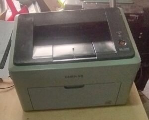 Cận cảnh máy in Samsung ML 2240 đang hoạt động, cho chất lượng bản in tốt