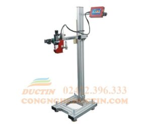 Máy in phun công nghiệp T110 lắp đặt trên giá đỡ trong dây chuyền sản xuất