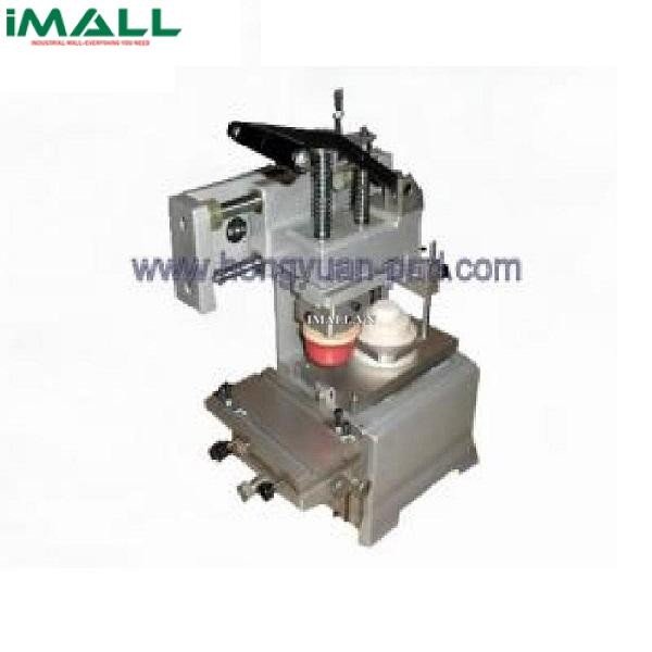 Máy in tampon thủ công Hoystar GW-120 đang được vận hành để in logo lên sản phẩm nhỏ