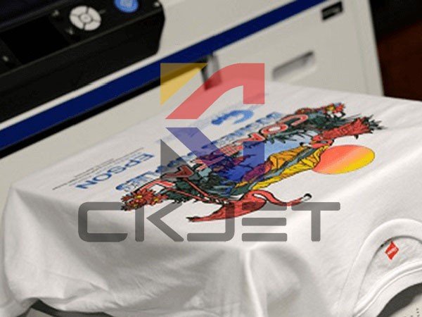 Máy in UV trên vải khổ lớn đang thực hiện in họa tiết phức tạp lên cuộn vải