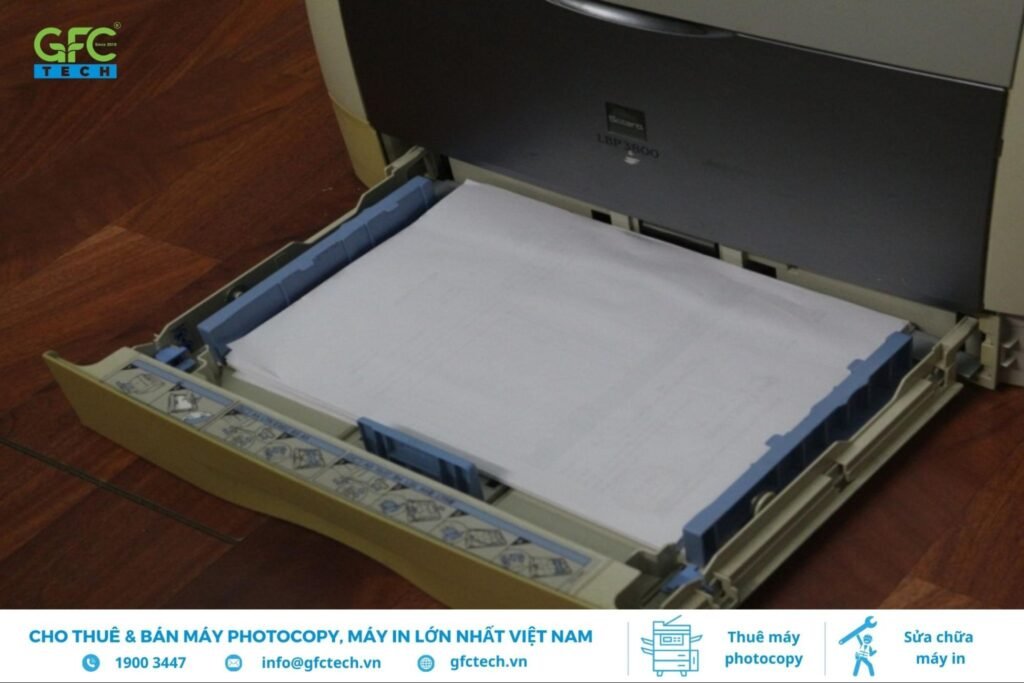Kiểm tra và điều chỉnh khay giấy máy photocopy khi bản in bị lệch