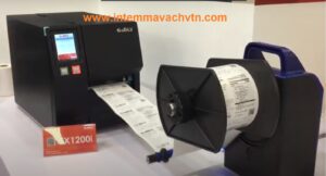 Máy quấn giấy Godex T10 đang thực hiện quấn cuộn decal mã vạch một cách tự động và chuyên nghiệp