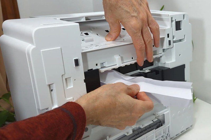 Kỹ thuật viên đang kiểm tra và bảo dưỡng bên trong máy in HP