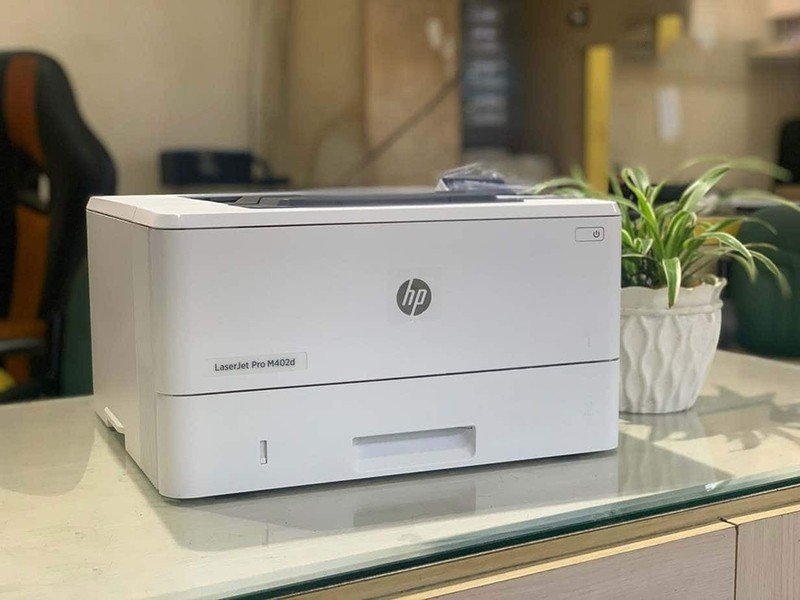 Người dùng đang thao tác cài đặt in hai mặt cho máy in HP M402D