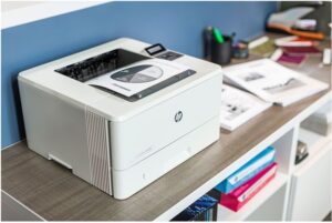 Khay giấy và cơ chế bên trong máy in HP M402D có thể ảnh hưởng đến việc in hai mặt