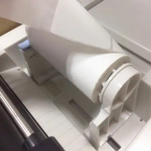 Điều chỉnh giá đỡ để lắp cuộn tem