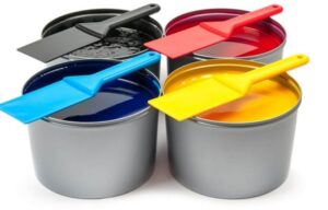 Các hộp mực in offset nhiều màu sắc và dụng cụ cơ bản cho quy trình pha mực chuyên nghiệp