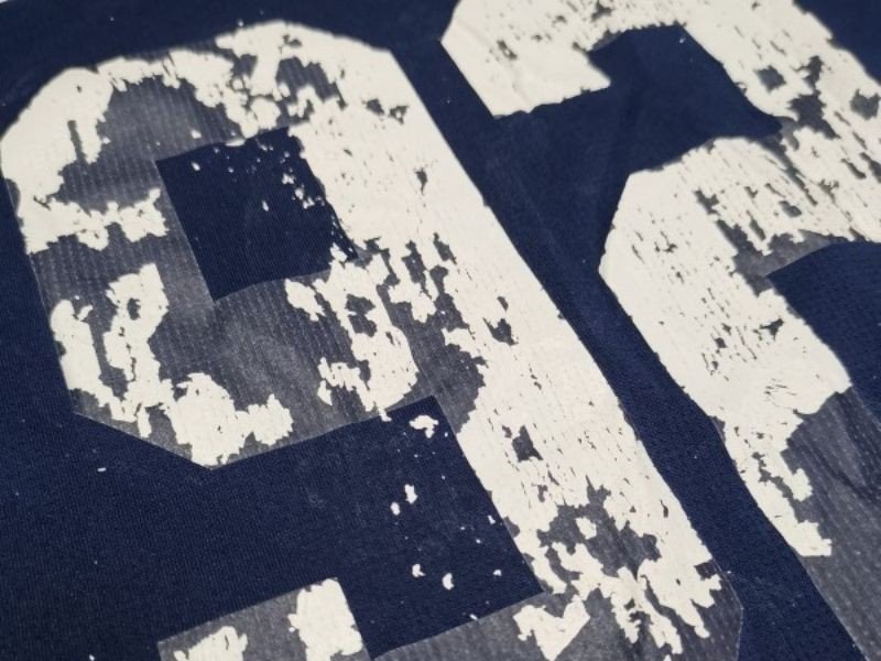 Hình ảnh minh họa mực in kém chất lượng trên áo thun