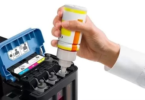 Kỹ thuật viên đang nạp mực vào hộp mực máy in