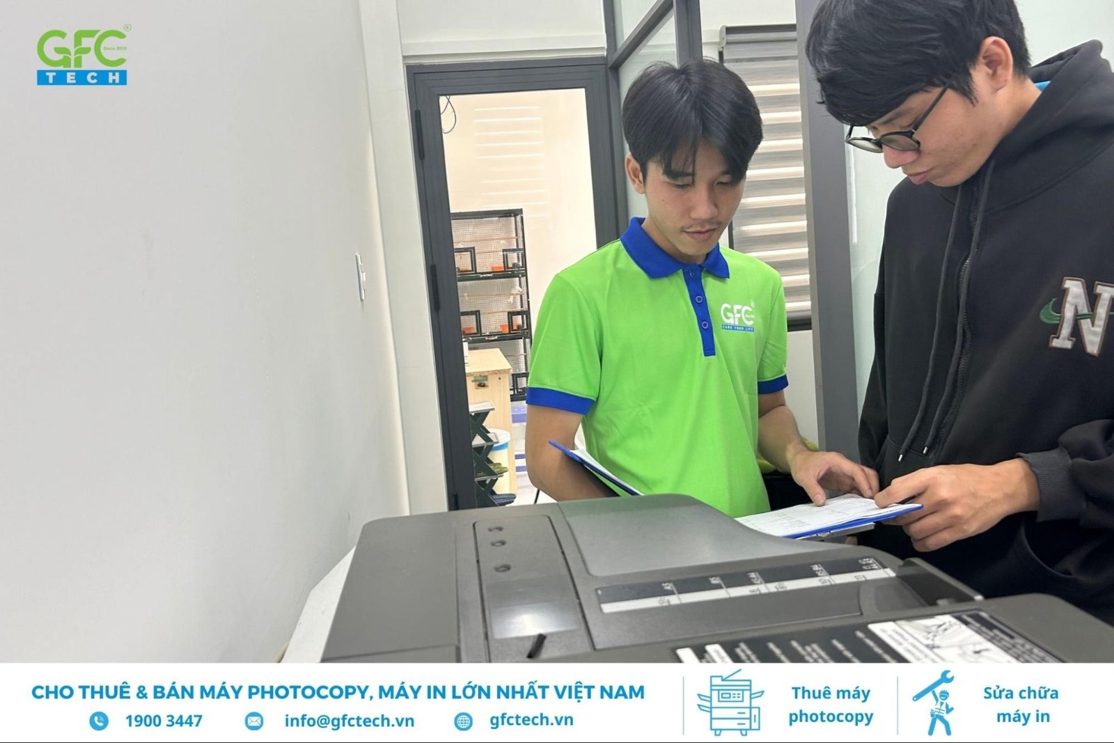 Kỹ thuật viên đang in thử và kiểm tra chất lượng bản in sau khi hoàn tất nạp mực